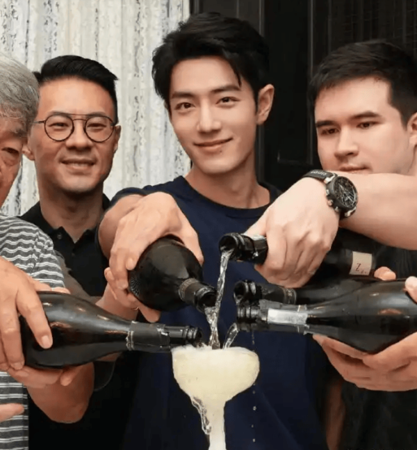 股票配资的最新消息 肖战低调现身《藏海传》庆功宴！顶流超帅魅力闪耀全场